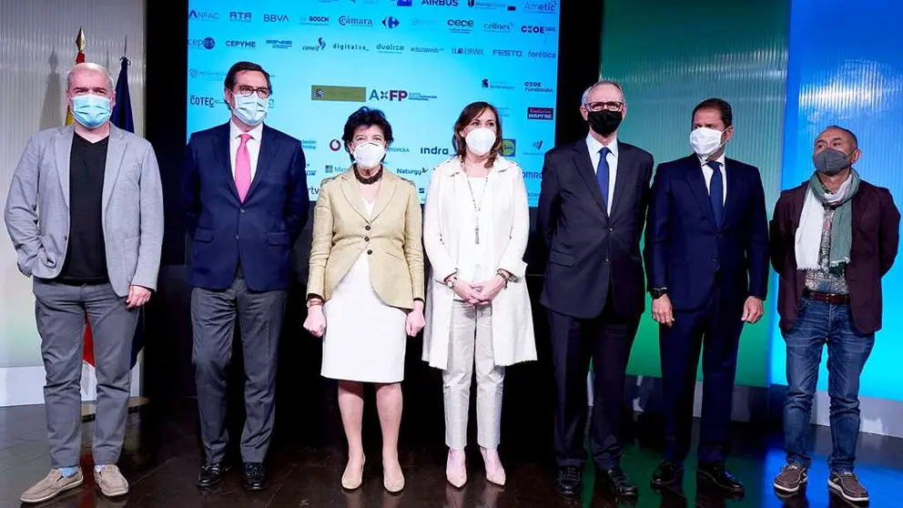 Unai Sordo, secretario general de CCOO; Antonio Garamendi, presidente de CEOE; Isabel Cela&aacute;, ministra de Educaci&oacute;n y FP; Clara Sanz, secretaria general de FP; Ant&oacute;n Costas, presidente del Consejo Econ&oacute;mico Social; Gerardo Cuerva, presidente de CEPYME; y Pepe &Aacute;lvarez, secretario general de UGT.