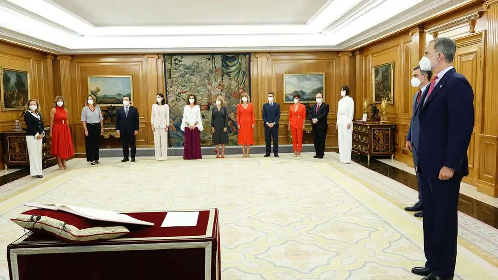 El rey, Felipe VI, el presidente del Gobierno, Pedro S&aacute;nchez, las vicepresidentas y los nuevos ministros y ministras, momentos antes del acto de toma de posesi&oacute;n.