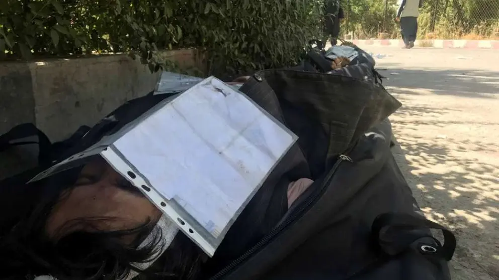Los cuerpos de las v&iacute;ctimas del ataque cerca del aeropuerto de Kabul.  CTK  AP  Wali Sabawoon