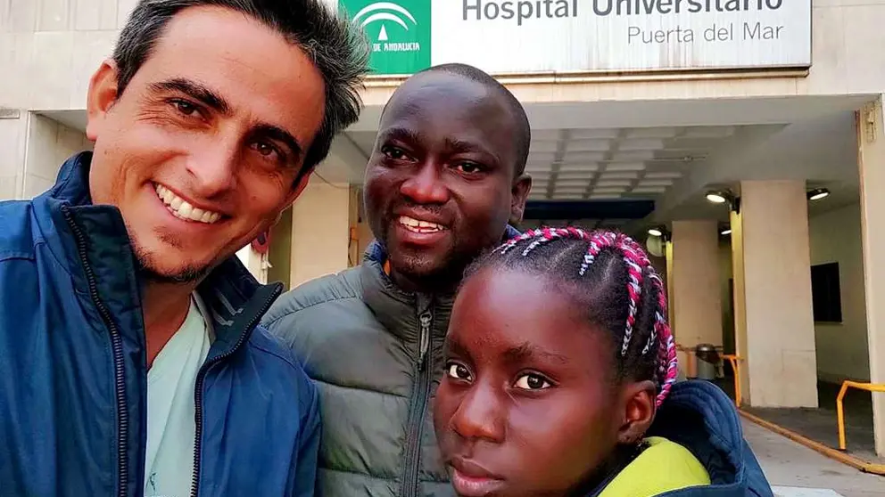 Francisco Garc&iacute;a Lanzas junto a Mois&eacute;s (de AIDA) y Luvi a las puertas del hospital