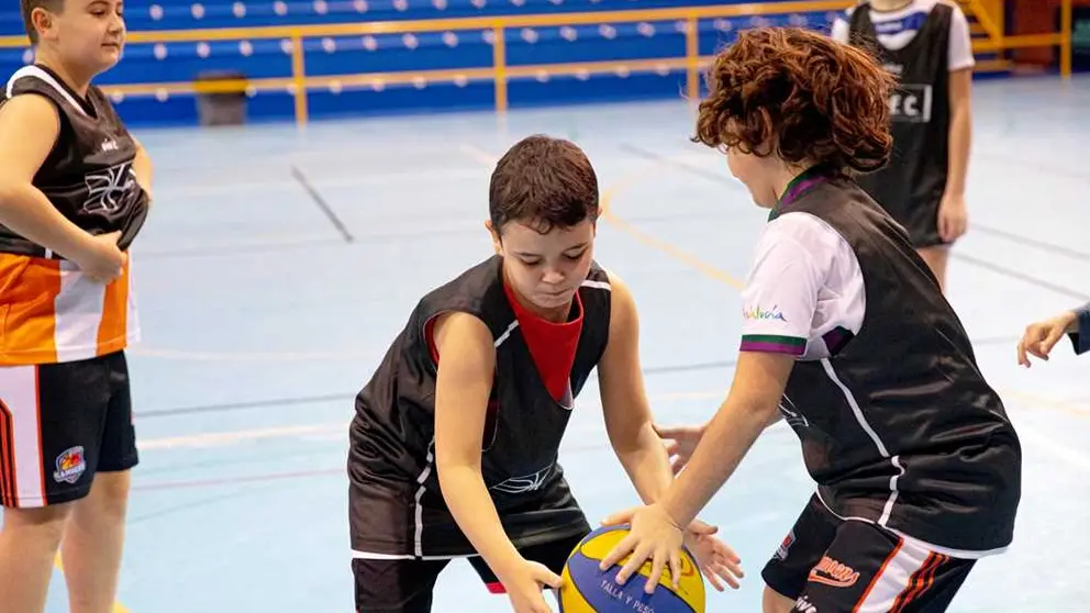 Jugadores del equipo de premini entrenando durante la Semana Blanca