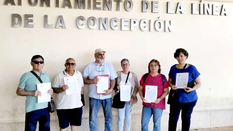 Familiares de personas asesinadas y miembros del Foro, en el Ayuntamiento de La L&iacute;nea.