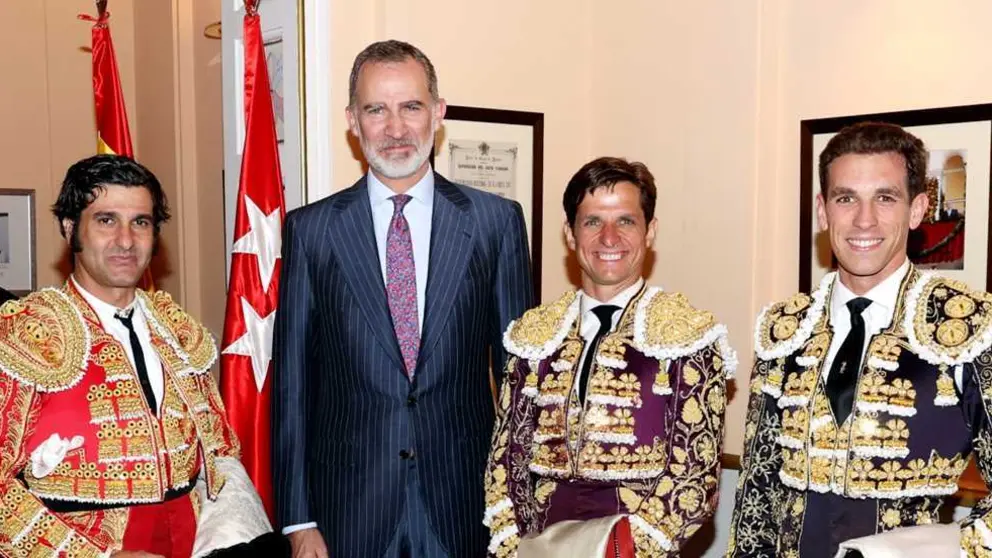 Don Felipe acompa&ntilde;ado de los toreros que han participado en la Corrida por la Beneficencia