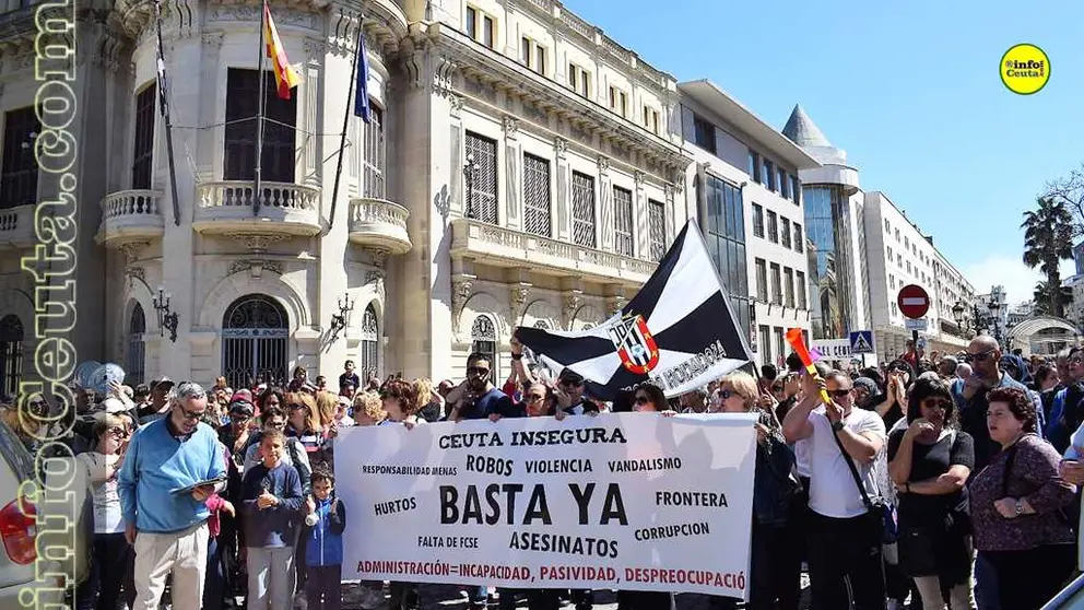 Archivo: Manifestaci&oacute;n convocada por la Plataforma 'Ceuta Insegura', que concentr&oacute; a m&aacute;s de 1.000 personas