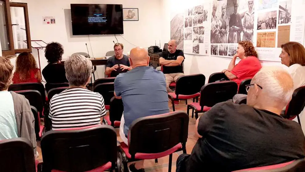 Un momento del coloquio con Rafael Pascual Arias, en el sal&oacute;n de actos de la Casa de la Memoria de Jimena.