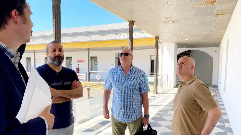 Juan Guti&eacute;rrez, Jos&eacute; Pepe Sim&oacute;n y Adil Ahmed con Antonio el conserje delegado de personal