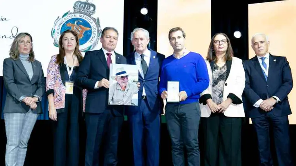 Enrique Roviralta con el presidente del CGCOM y el secretario del CMC e integrantes del CGCOM.