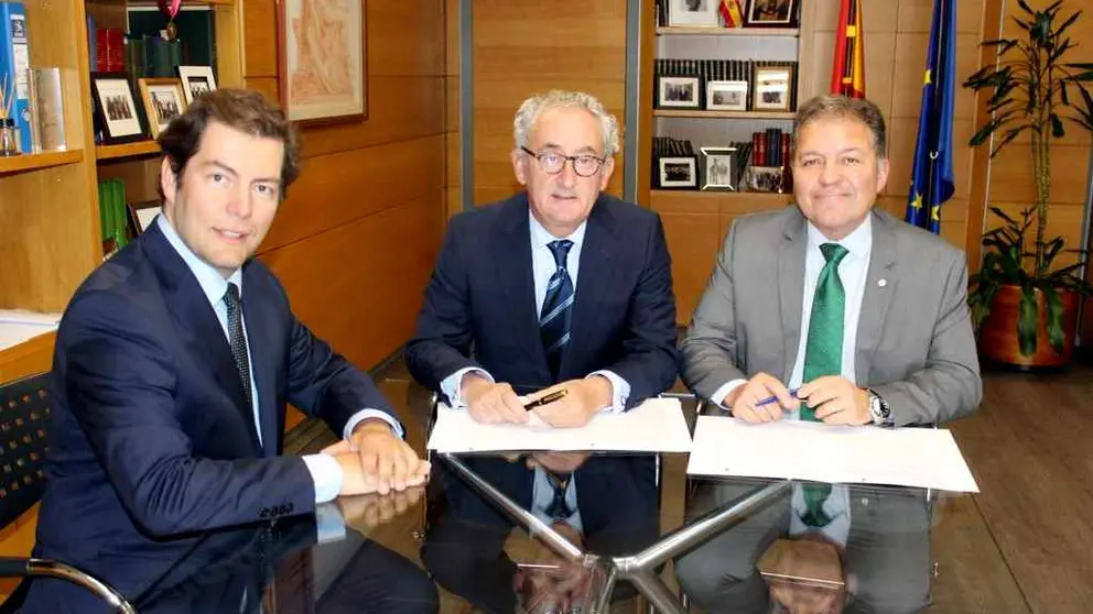 Alberto Candau, en representaci&oacute;n de la SECPF; el presidente del CGCOM, Tom&aacute;s Cobo y el presidente del COMCE, Enrique Roviralta.