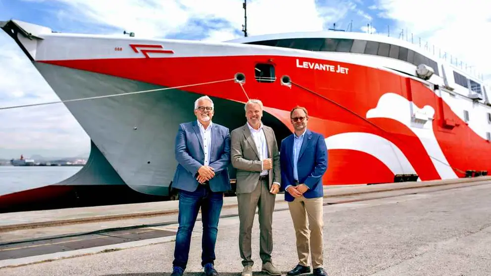 Ronny Moriana (DG FRS Iberia), G&ouml;tz Becker (CEO FRS) y Tim G&auml;decken (DG FRS Iberia) frente al Levante Jet &copy;FRS