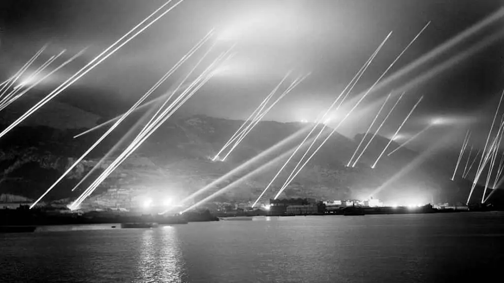 Reflectores sobre el Pe&ntilde;&oacute;n de Gibraltar 1942