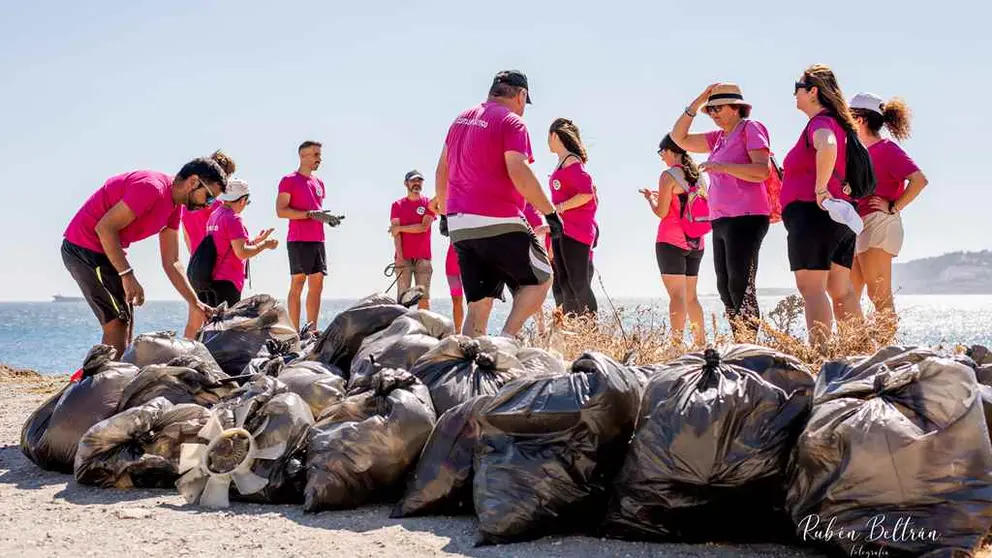 Rub&eacute;n Beltr&aacute;n plasma a Ceuta sin Pl&aacute;sticos en una batida en julio de 2024 donde recogieron 132 kilos de una zona del litoral ceut&iacute;.
