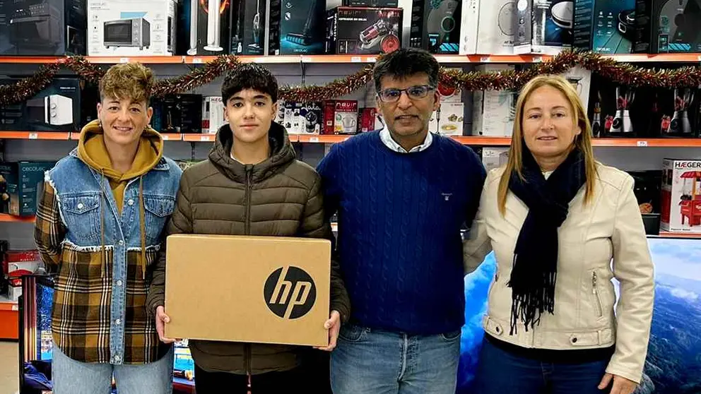 Isabel Su&aacute;rez y Vanessa Segura del Club VirtualTenis Ceuta junto con Vinod Sajnani empresario y el alumno ganador Guillermo Garc&iacute;a.