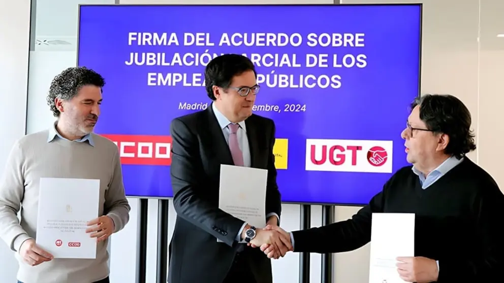 Luciano Palazzo Gallo secretario general de la FSC-CCOO; &Oacute;scar L&oacute;pez &Aacute;gueda Ministro de la Funci&oacute;n P&uacute;blica y Julio Lacuerda Castell&oacute;, secretario general de UGT-SP.