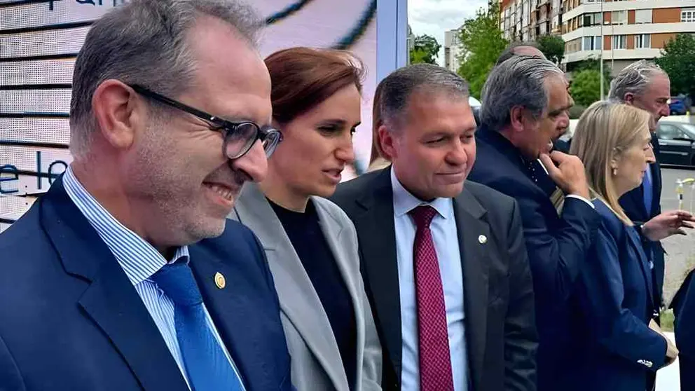 Enrique Roviralta presidente del Colegio de M&eacute;dicos, con la ministra M&oacute;nica Garc&iacute;a, la que, presento el borrador del nuevo Estatuto Marco.