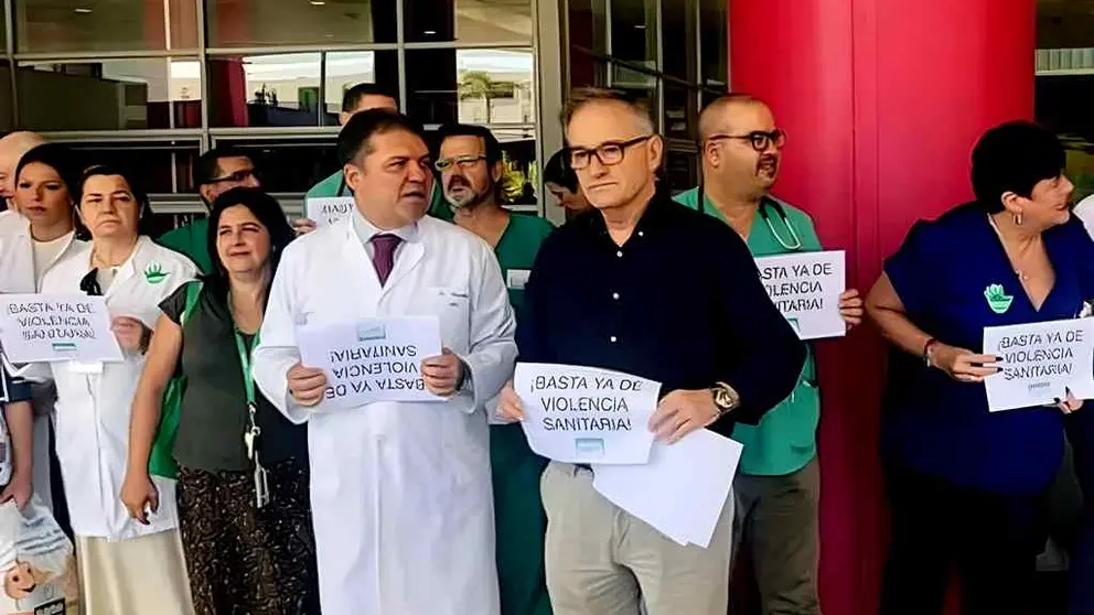 El director Territorial del INGESA en Ceuta, Jes&uacute;s Lopera; el presidente del SMC y COMCE, Enrique Roviralta y la secretaria general Auton&oacute;mica de SATSE Ceuta, Elisabeth Mu&ntilde;oz.