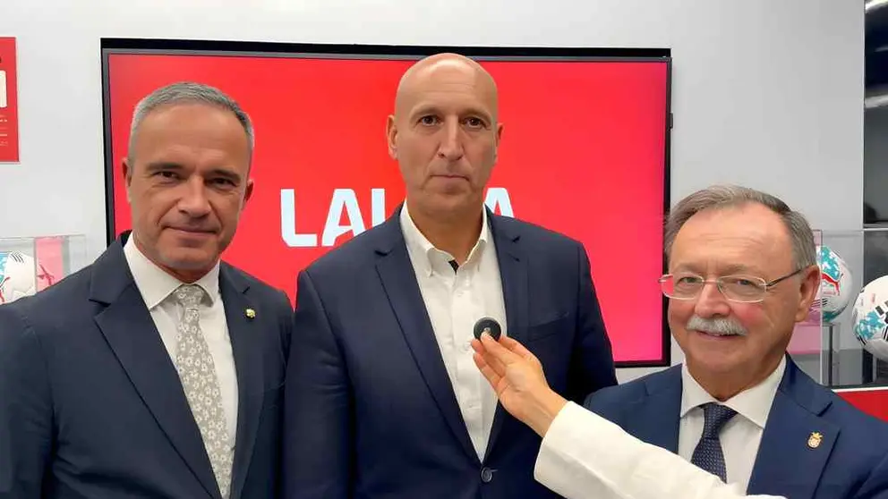 El presidente Juan Vivas junto al alcalde de Le&oacute;n, Jos&eacute; Antonio Diez D&iacute;az y, el secretario de Estado de Juventud y Deportes, del Gobierno de Andorra, Alain Cabanes.
