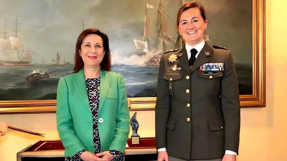 Margarita Robles y la teniente coronel m&eacute;dico Marta Presa, del Cuerpo Militar de Sanidad y especialista en psiquiatr&iacute;a.