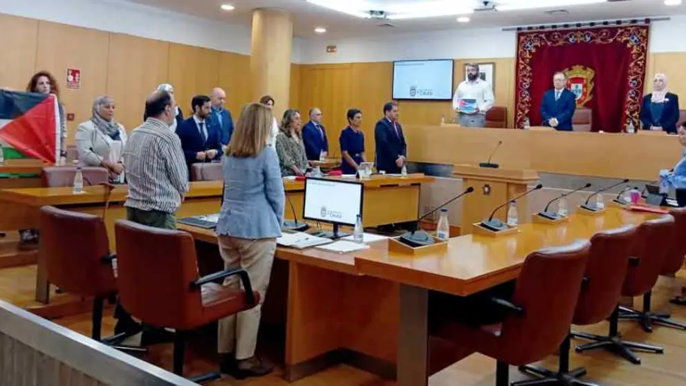 El Pleno ha guardado un minuto de silencio por "las v&iacute;ctimas del genocidio en Gaza", a propuesta del MDyC. Vox se ha ausentado.