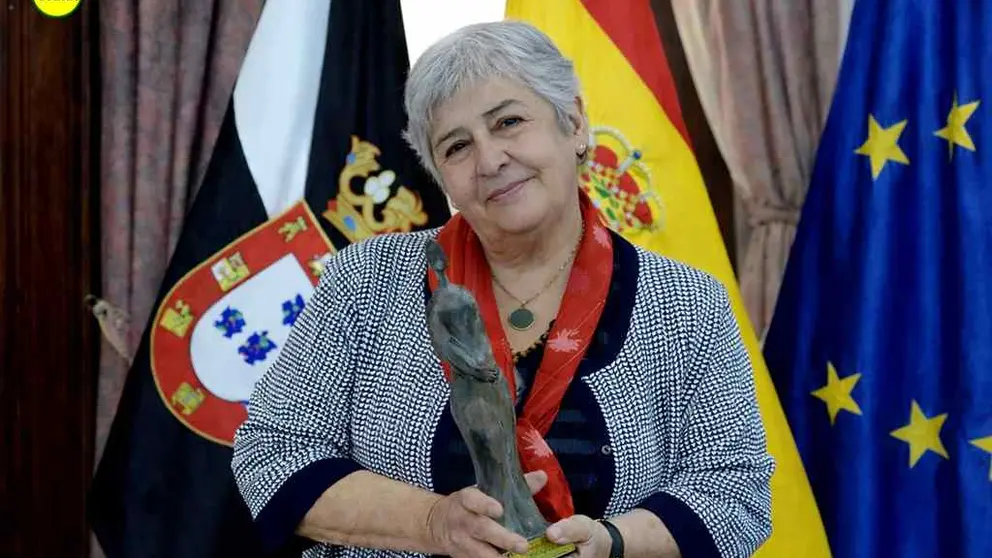 Elena Laver&oacute;n fue en 2015 Premio &ldquo;Mar&iacute;a de Eza&rdquo;, y recibi&oacute; la escultura obra de su propia creaci&oacute;n.