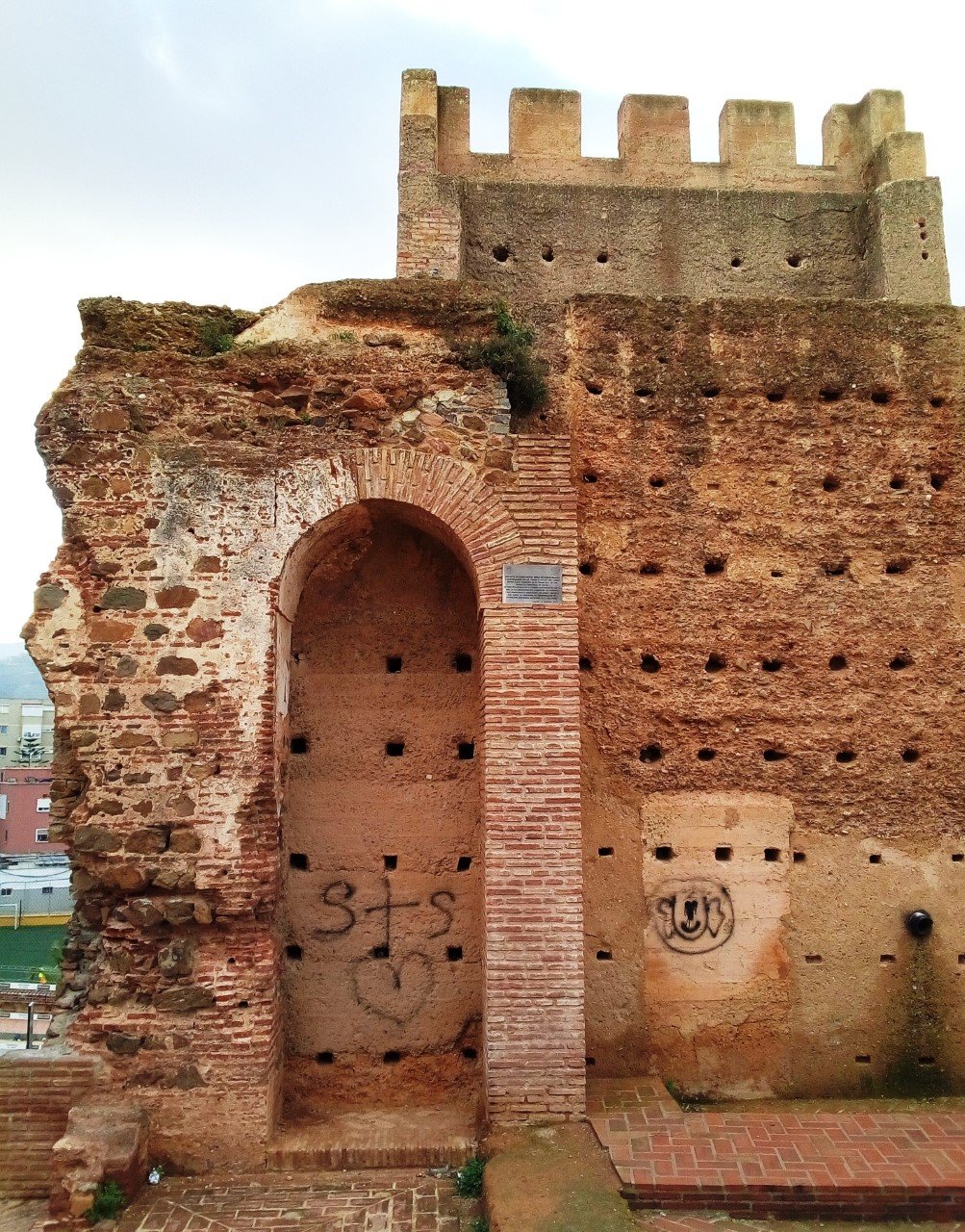 Pintadas en muralla foto de C's Ceuta