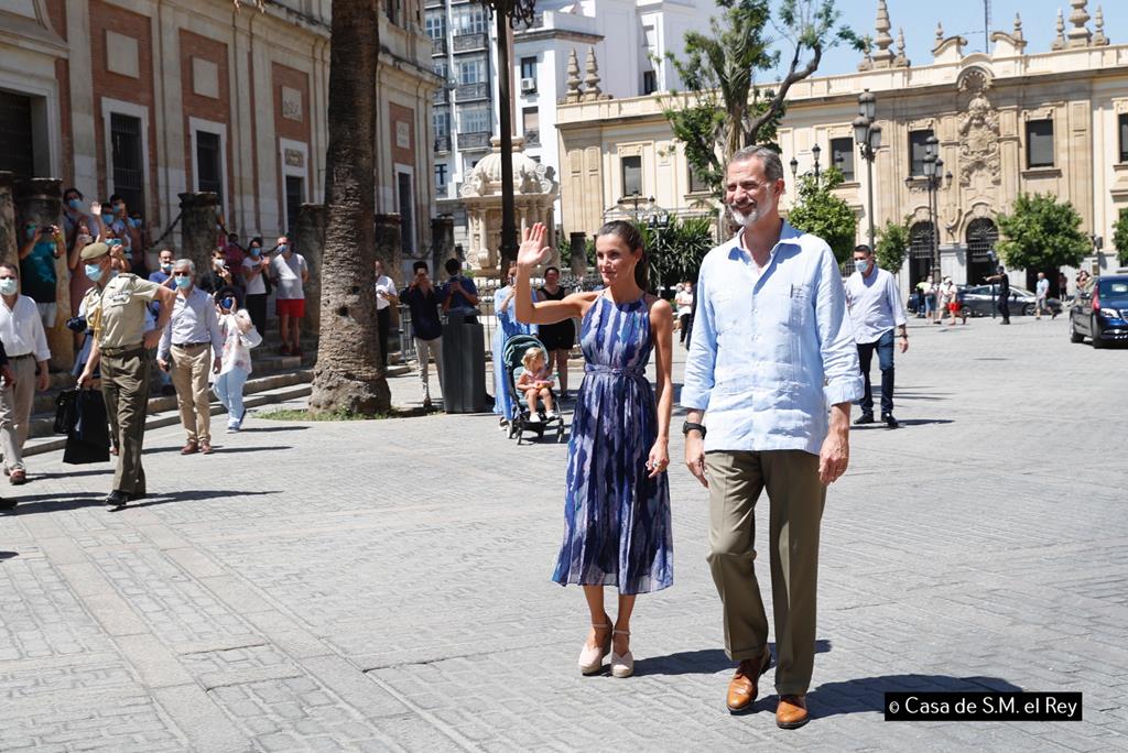 Sus Majestades los Reyes a su llegada a las inmediaciones de la Catedral de Sevilla
