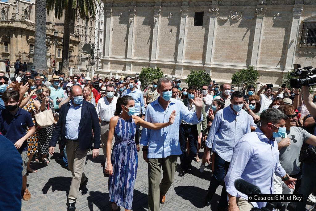 Don Felipe y Doña Letizia durante su visita al centro de Sevilla