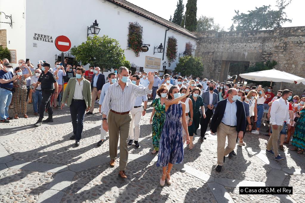 Don Felipe y Doña Letizia acceden por la Puerta de Sevilla de la Muralla de Córdoba