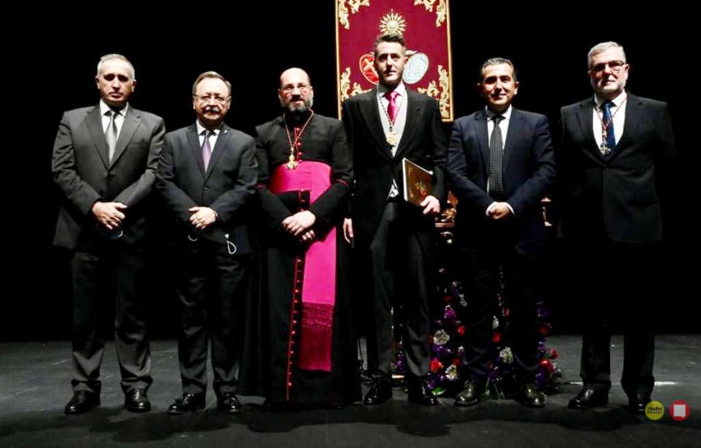 El Teatro Auditorio del Revellín ha acogido el acto de lectura del Pregón de la Semana Mayor, que ha pronunciado César Gómez-Hörn y ha organizado por el Consejo de Hermandades y Cofradías de Ceuta, a la que ha asistido