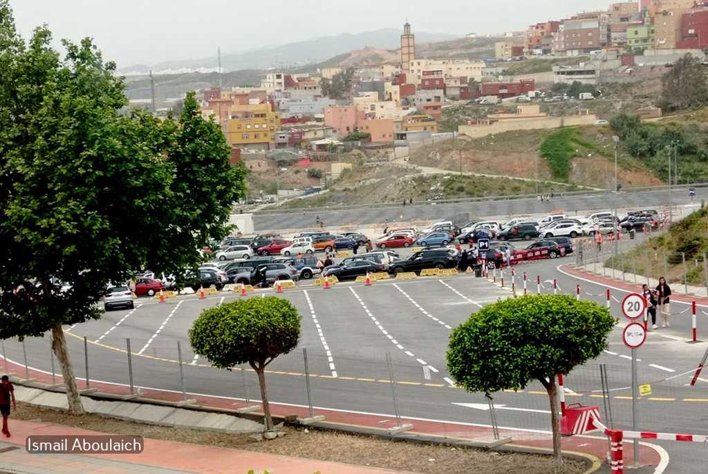 Como consecuencia de la ampliación horaria, -durante las 24 horas- de la explanada de Loma Colmemar (zona de embolsamiento) a partir de mañana, para llegar hasta la frontera será obligatorio pasar por esta área para acceder al recinto fronterizo con destino a Marruecos. Todos los vehículos, sin excepción, deberán dirigirse a la referida explanada desde donde se gestionará y regulará dicho acceso.