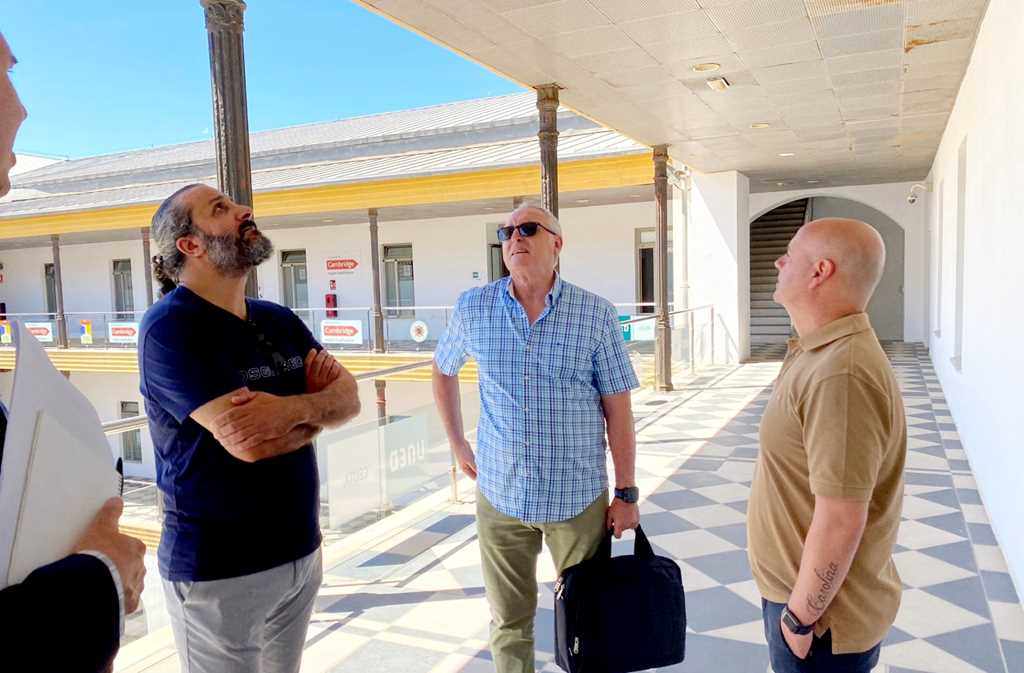 Juan Gutiérrez, José Pepe Simón y Adil Ahmed con Antonio el conserje delegado de personal