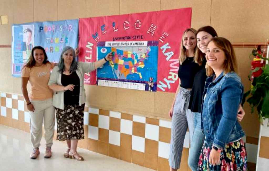 Kaitlin Lindell y Kamryn Bodholt en el IES 'Profesor Tomás Hormigo' de Estepona