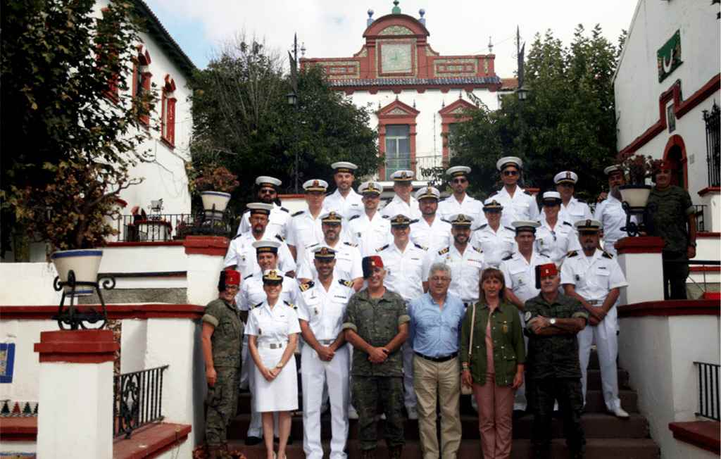 La tripulación del BH "Antares" visita el museo de Regulares.