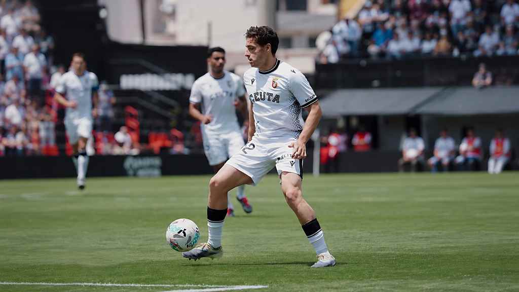 focused_player_controlling_the_ball
