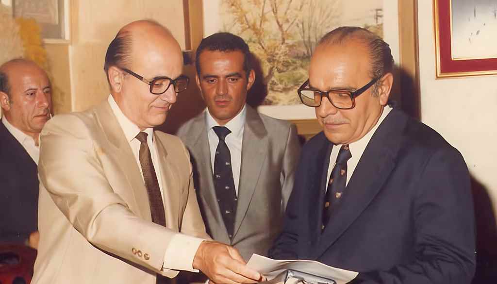 Entrega de una distinción en 1982 a Juan Bravo Pérez (derecha) por parte del delegado del Gobierno en Ceuta Fernando Marín (izquierda), en presencia del director del Instituto de Estudios Ceutíes, Antonio Bernal Roldán.